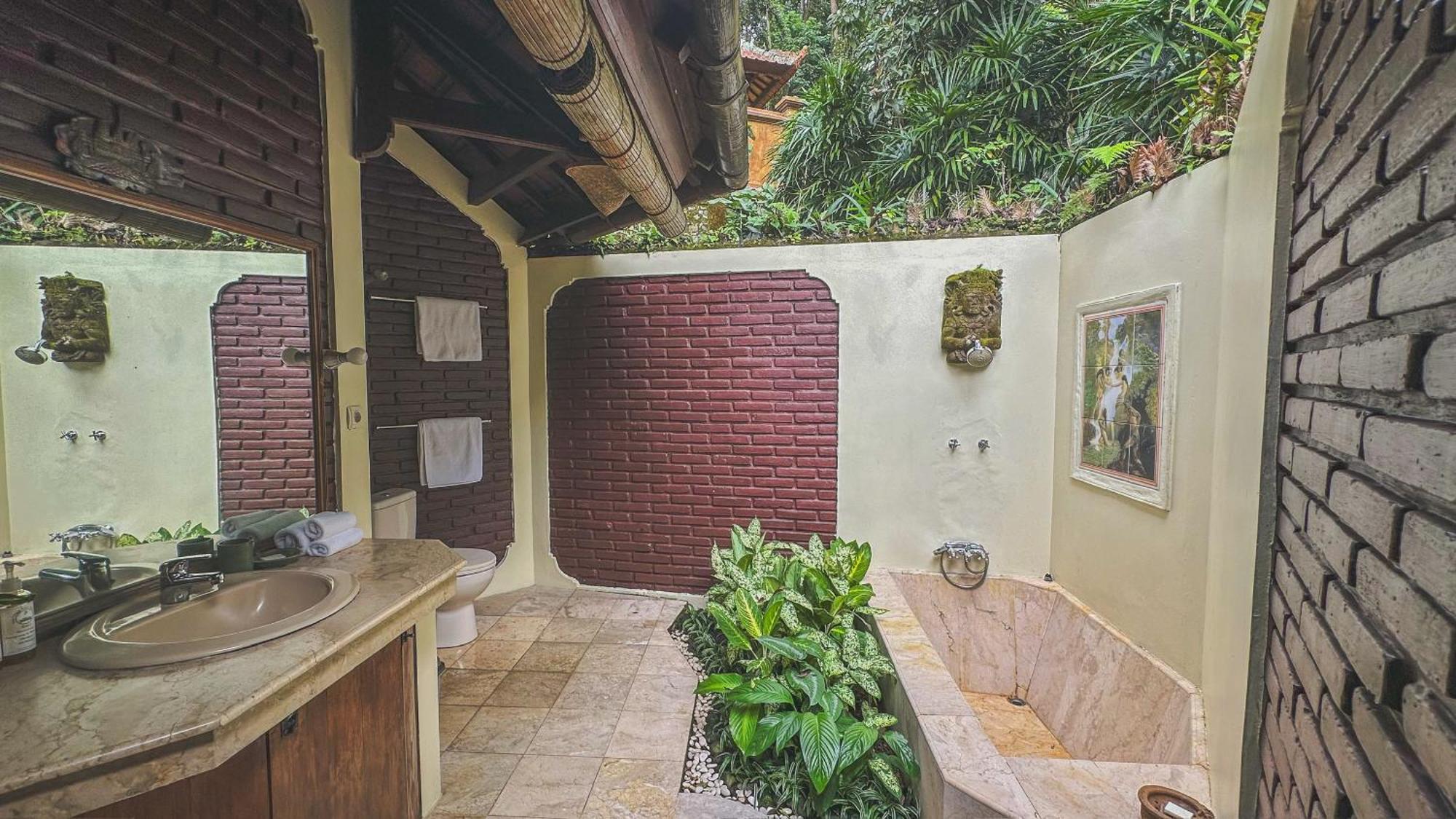 Tirtagangga Water Palace Villas 까랑아섬 외부 사진